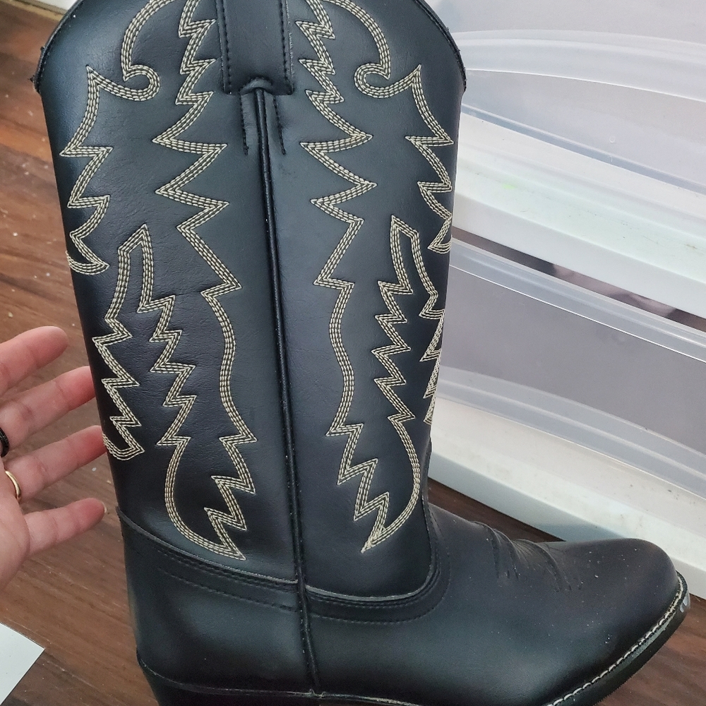Black cowboy boots size 10